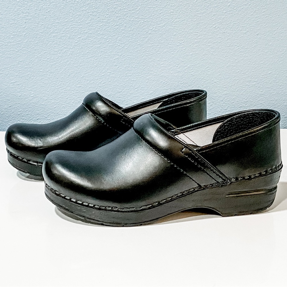 NWOB Black Leather Dansko Clogs sz 39